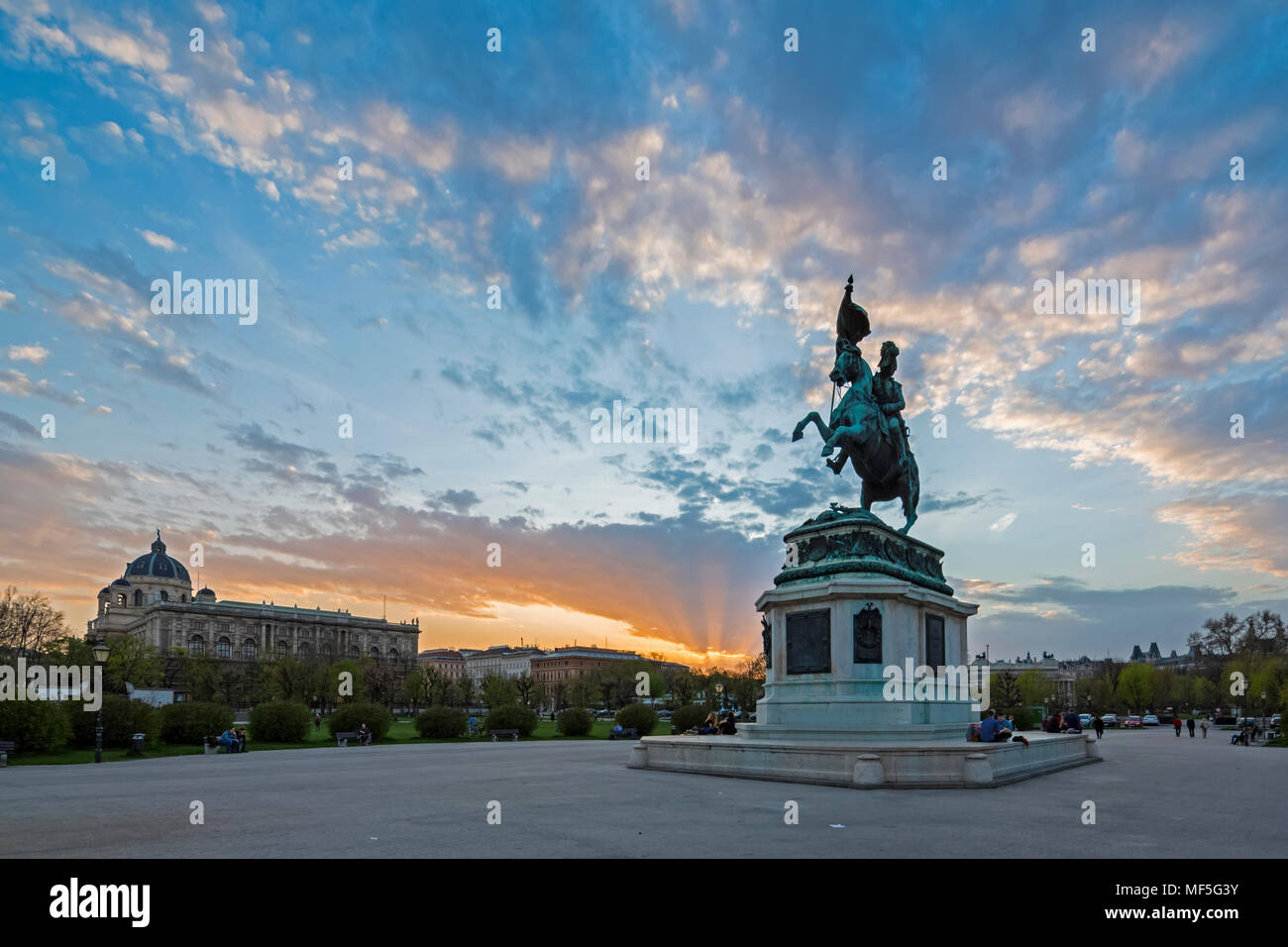 Österreich, Wien, Equestrian Statue des Erzherzogs Charles am Heldenplatz am Abend Stockfoto