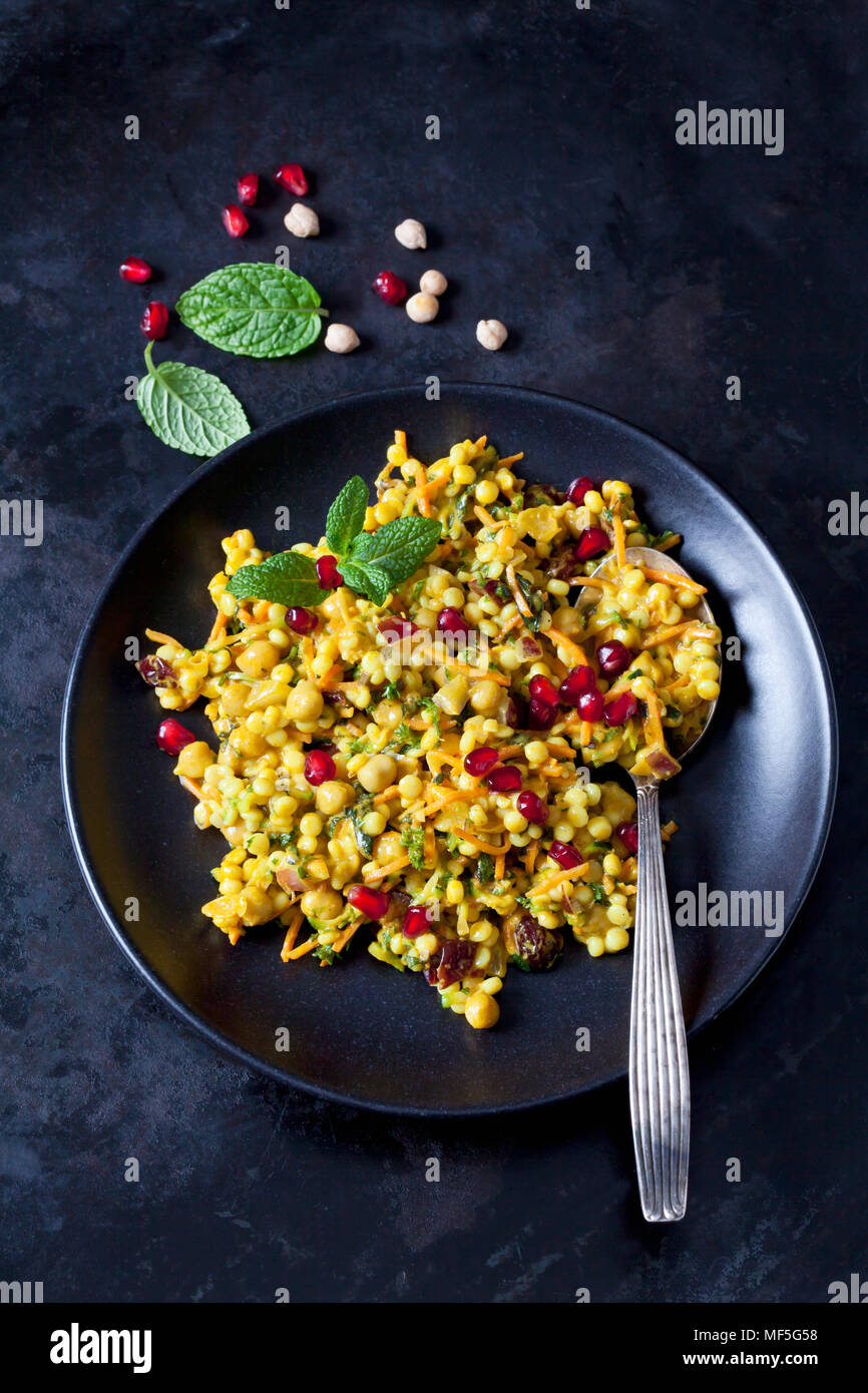 Schüssel Couscous Salat mit Kichererbsen und Preiselbeeren Stockfoto