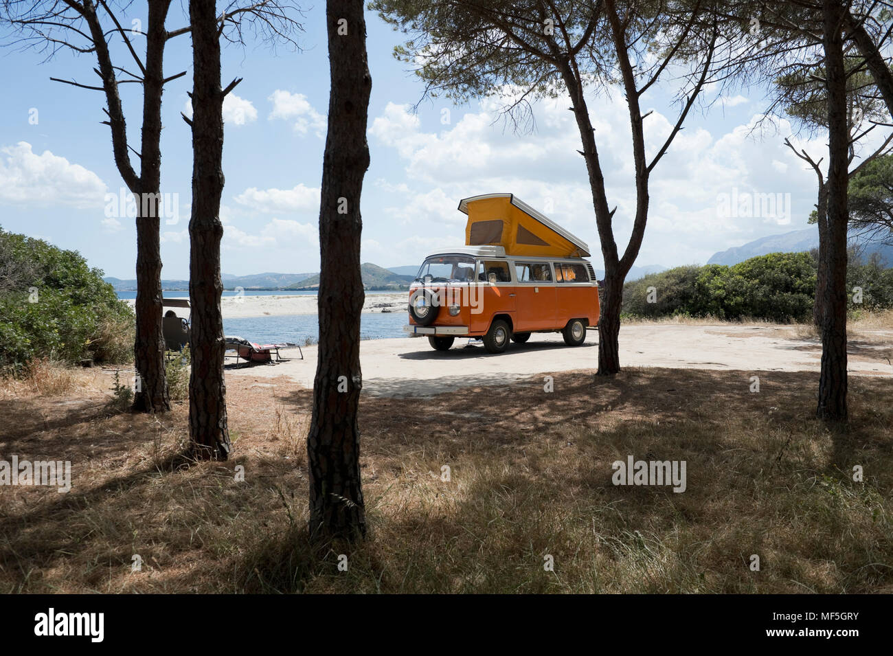 Italien, Sardinien, Posada, Mann im Urlaub mit einem alten van Stockfoto