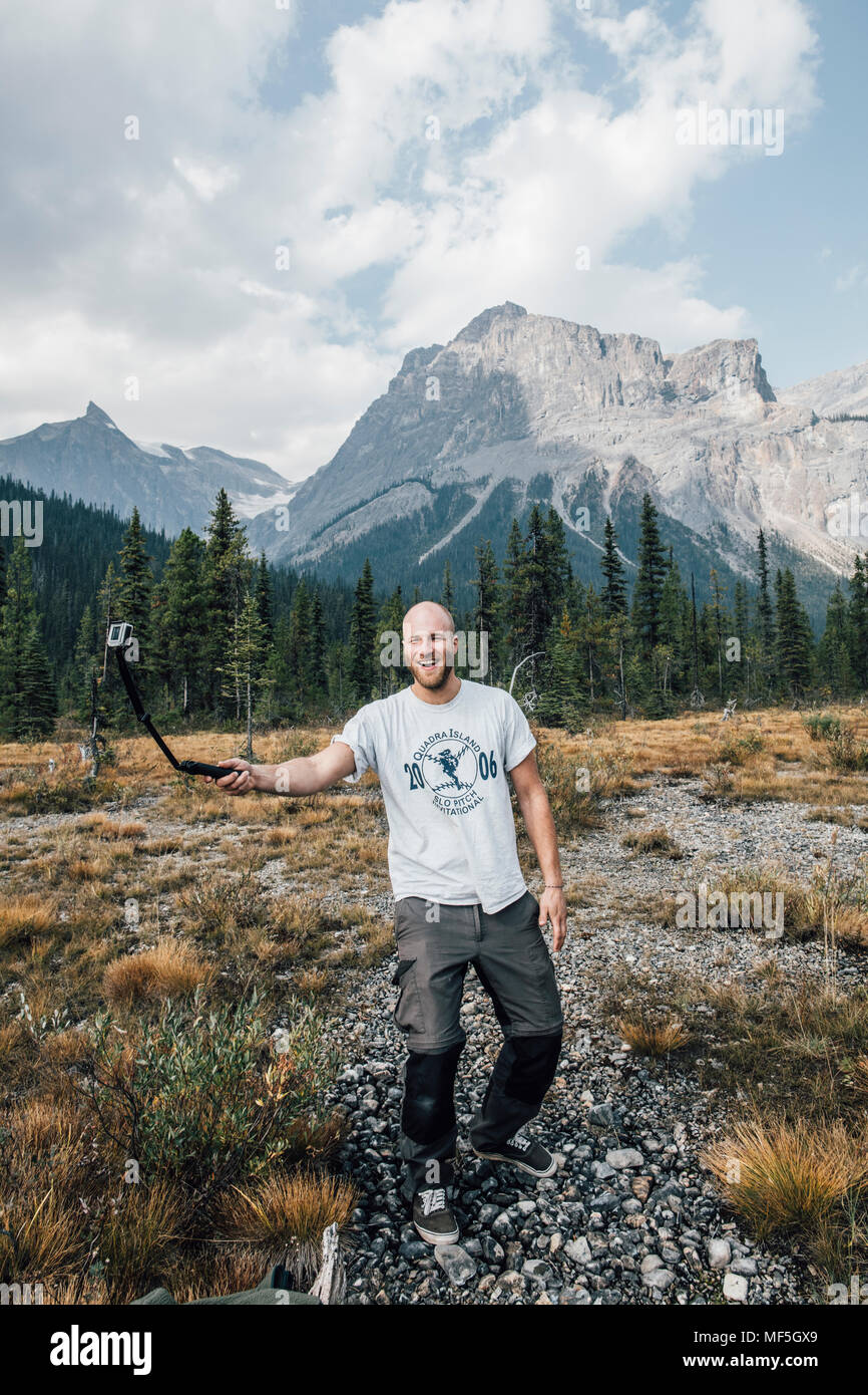 Kanada, British Columbia, Yoho National Park, glücklicher Mann Holding selfie Stick Stockfoto