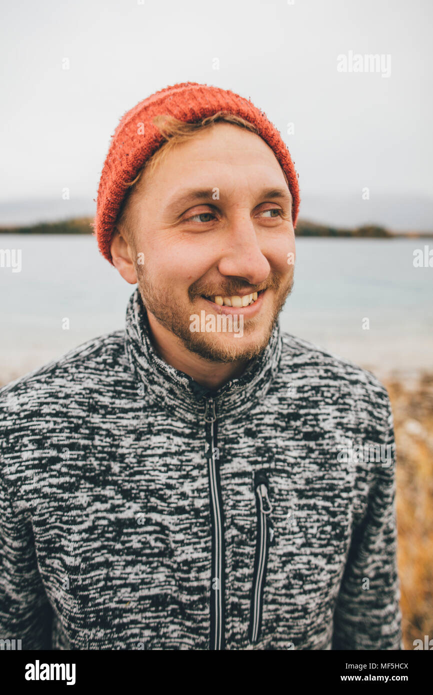 Kanada, British Columbia, Portrait von lächelnden Mann an Boya Lake Stockfoto