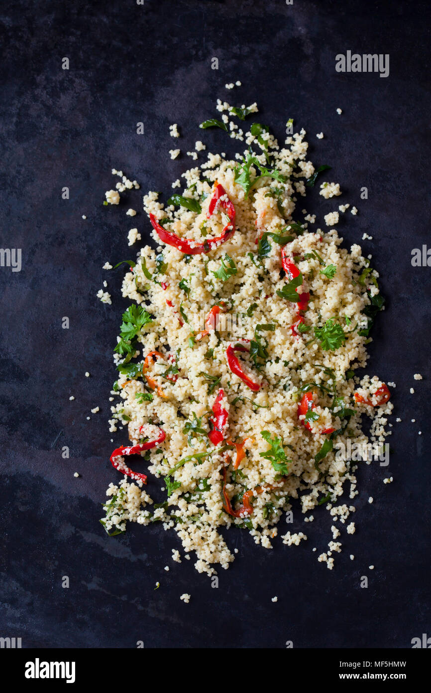 Couscous Salat auf dunklem Boden Stockfoto