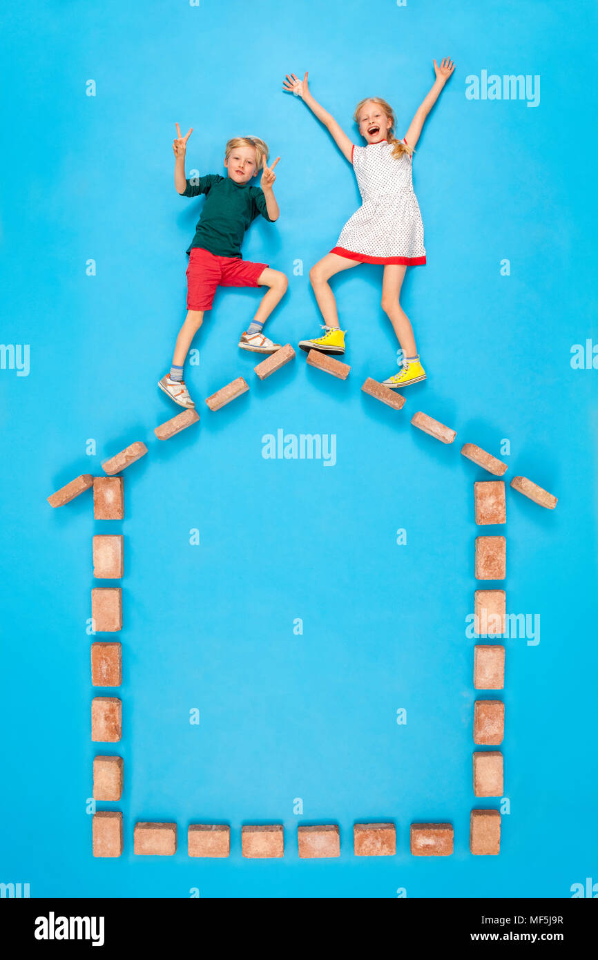 Bruder und schwester tanzen auf dem dach Fotos und Bildmaterial in