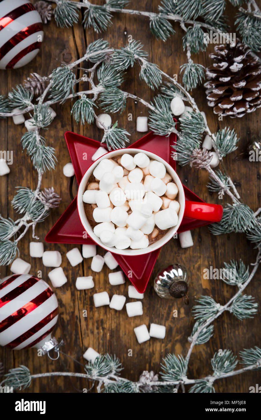Tasse heiße Schokolade mit Marshmallows und Weihnachten Dekoration Stockfoto