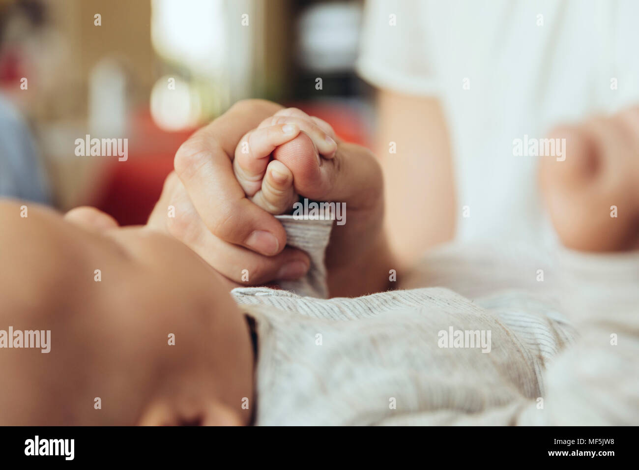 Nahaufnahme der Mutter holding newborn baby" Hand Stockfoto