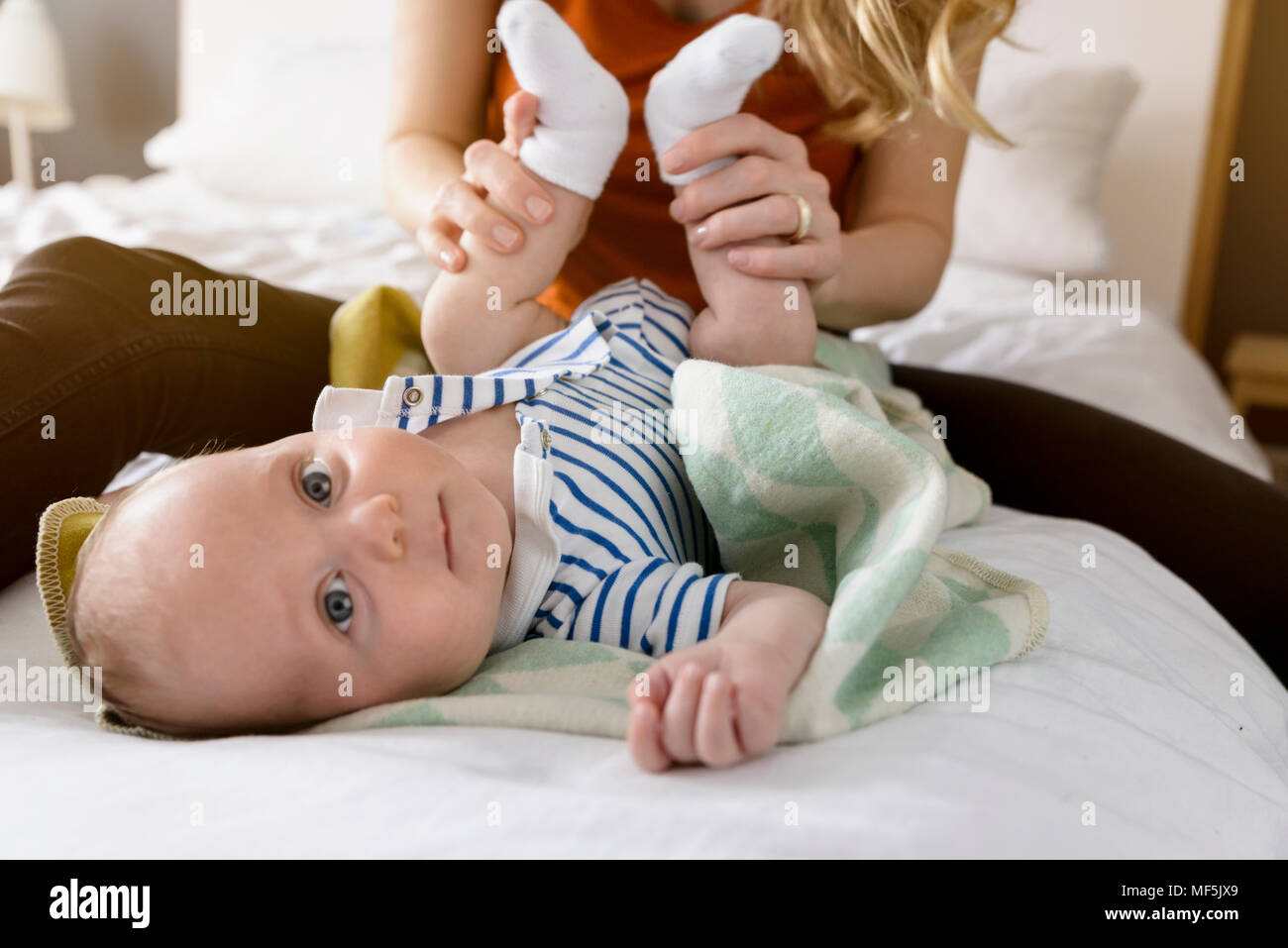 Mutter spielt mit Baby's Boy Füße Stockfoto