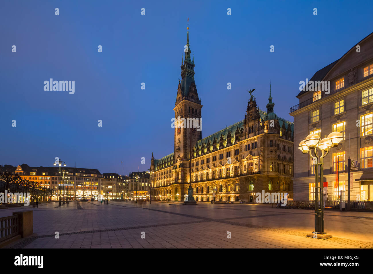 Deutschland, Hamburg, Rathaus an der blauen Stunde Stockfoto