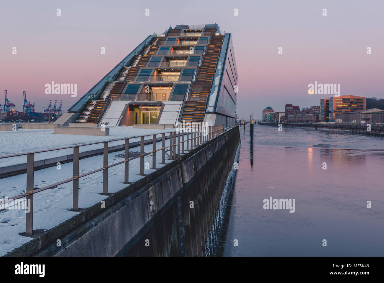 Deutschland, Hamburg, Dockland, modernen Bürogebäude an der Untergang Stockfoto