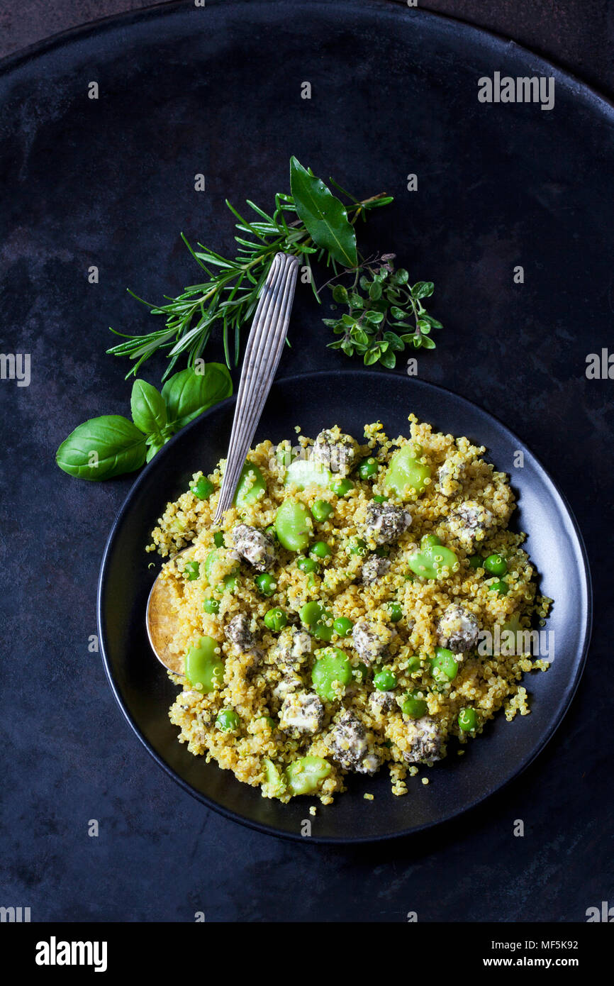 Schüssel mit Quinoa Salat mit Bohnen, Erbsen und Feta Stockfoto