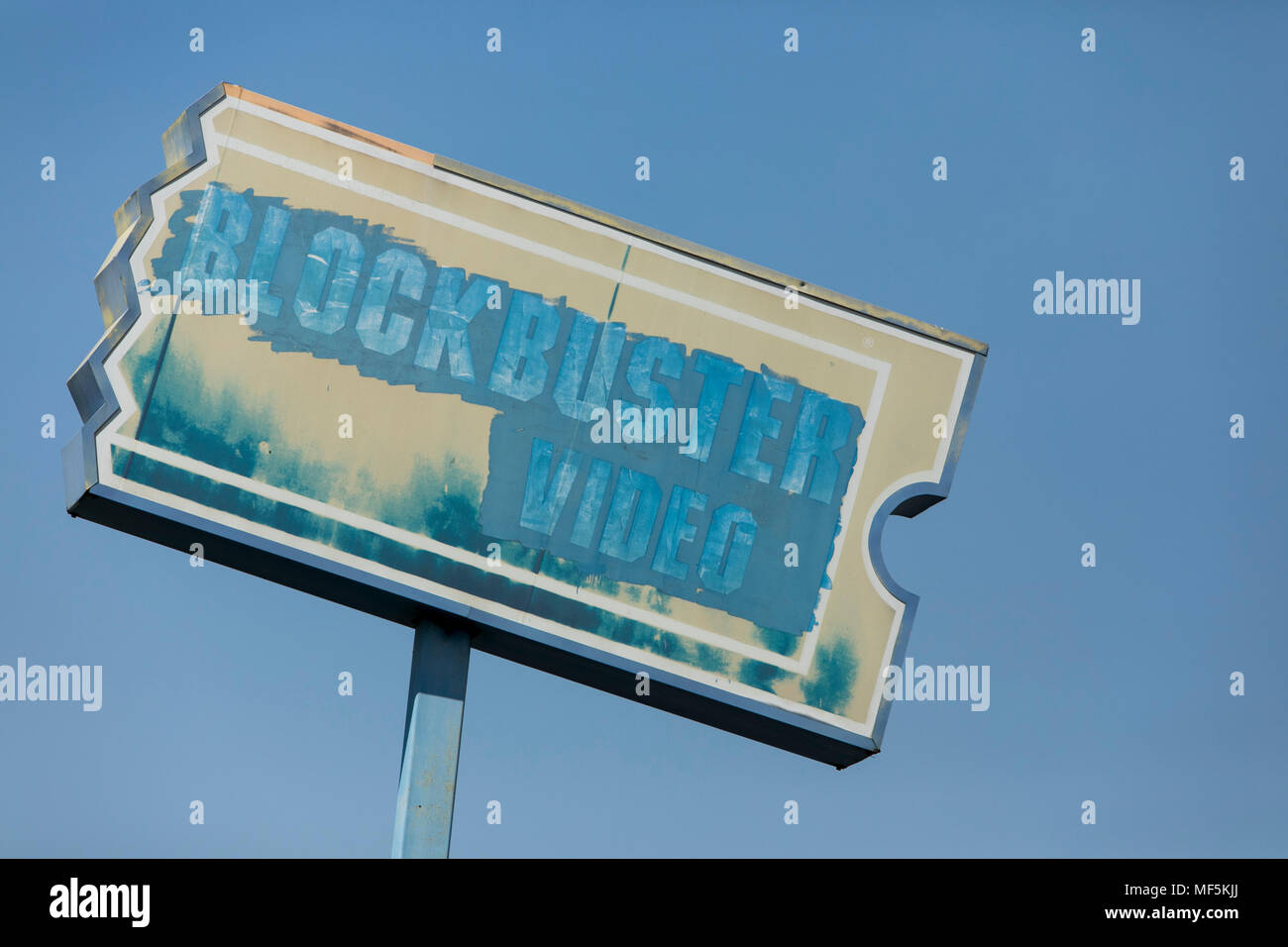 Über ein Logo Zeichen außerhalb eines ehemaligen Blockbuster Video Store in Reading, Pennsylvania am 22. April 2018. Stockfoto