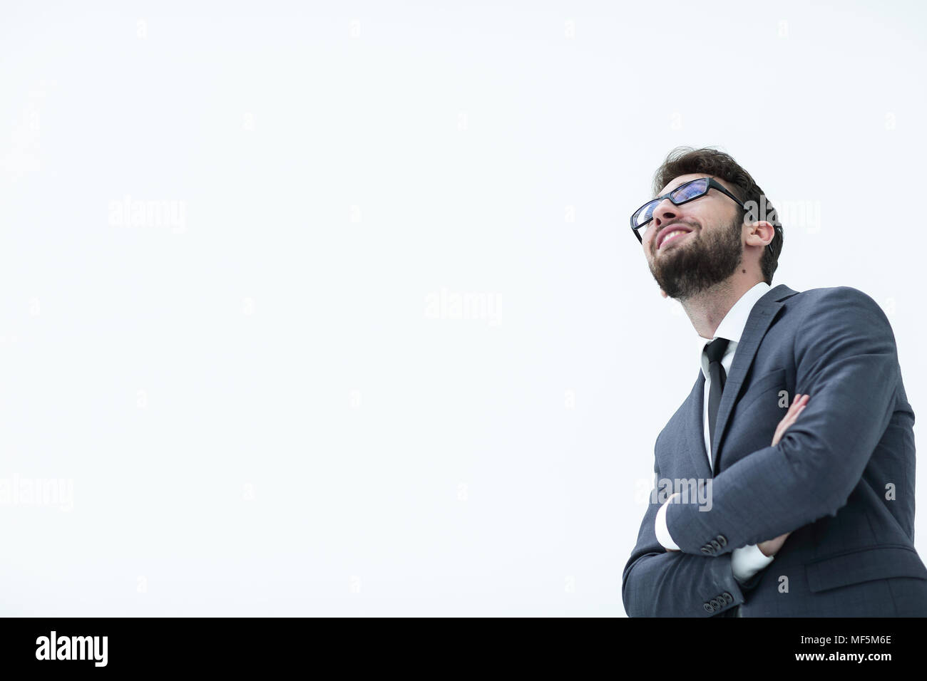 Brütende hübscher Kerl den Kopf hob Stockfoto