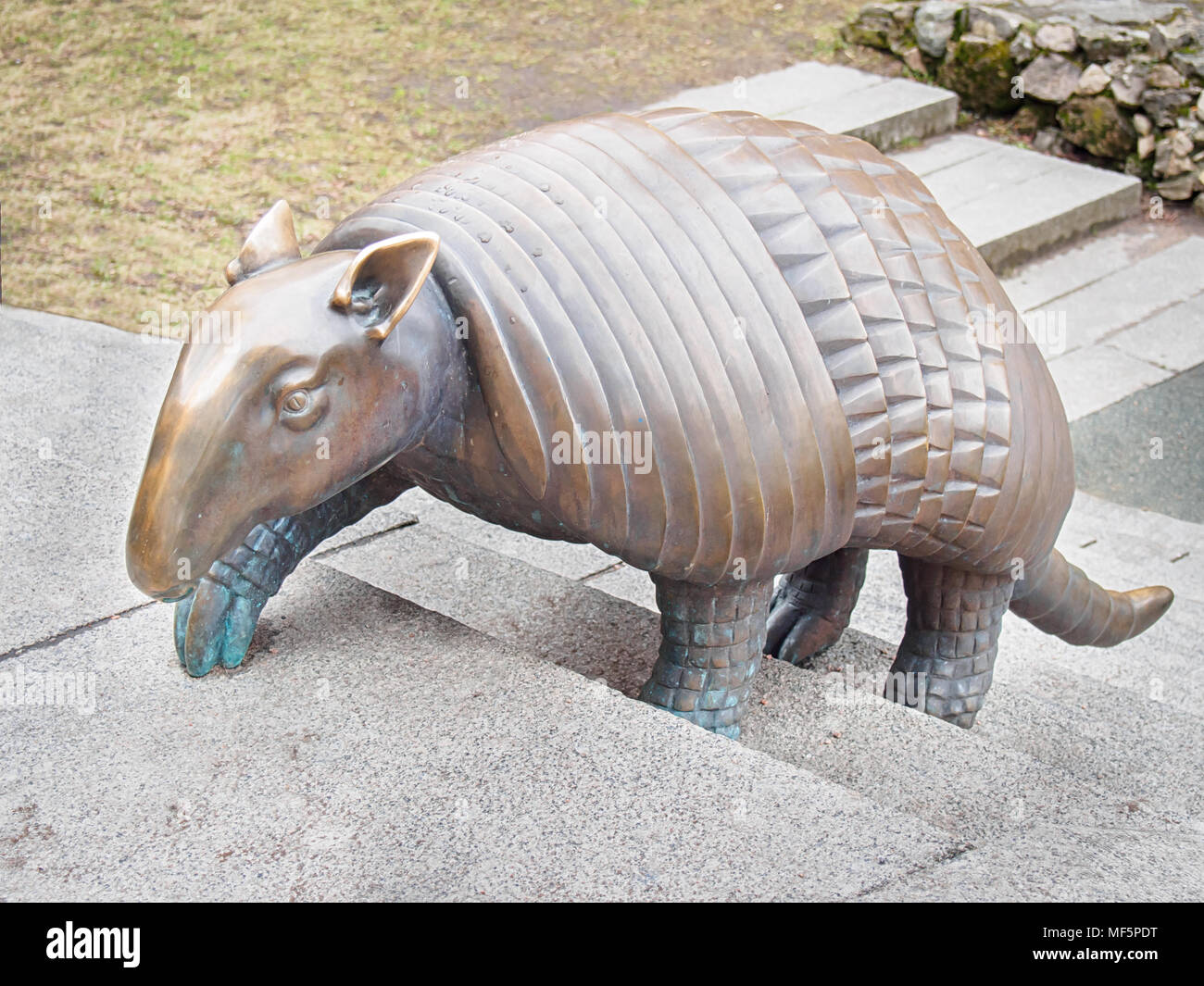 RIGA, Lettland - 17 April, 2018: Armadillo Statue von liene Mackus am Kinderspielplatz 'Labyrinth' Stockfoto