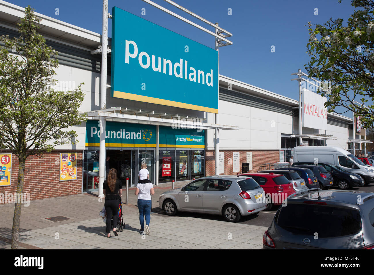 Poundland Store unter Strood Retail Park, Kent Stockfoto