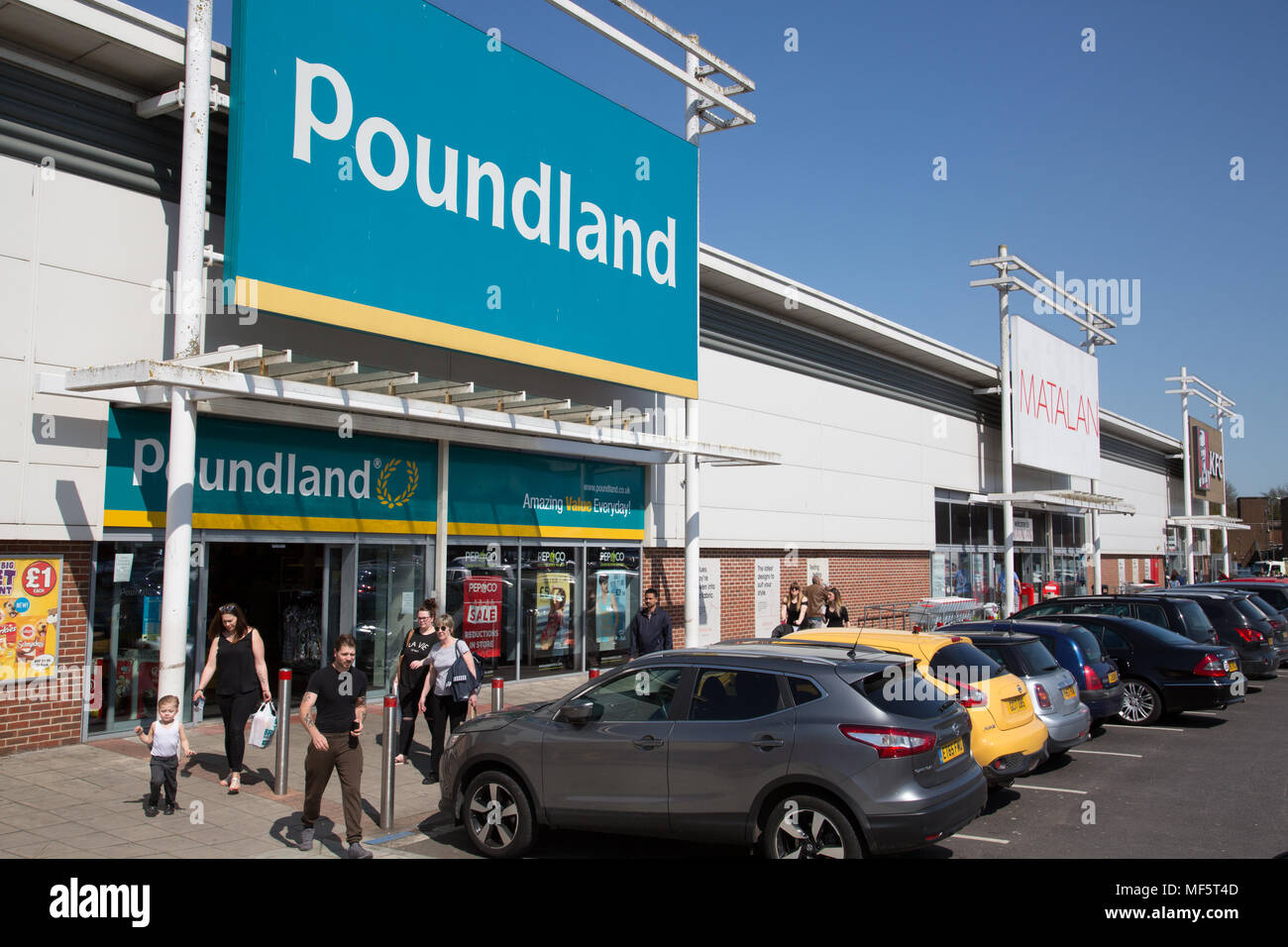 Poundland Store unter Strood Retail Park, Kent Stockfoto