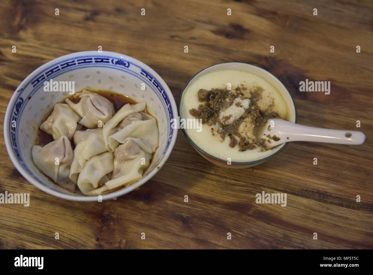 Chili wontons und Schweinefleisch und Eierstich, eine Spezialität von Chengdu, Sichuan, China Stockfoto