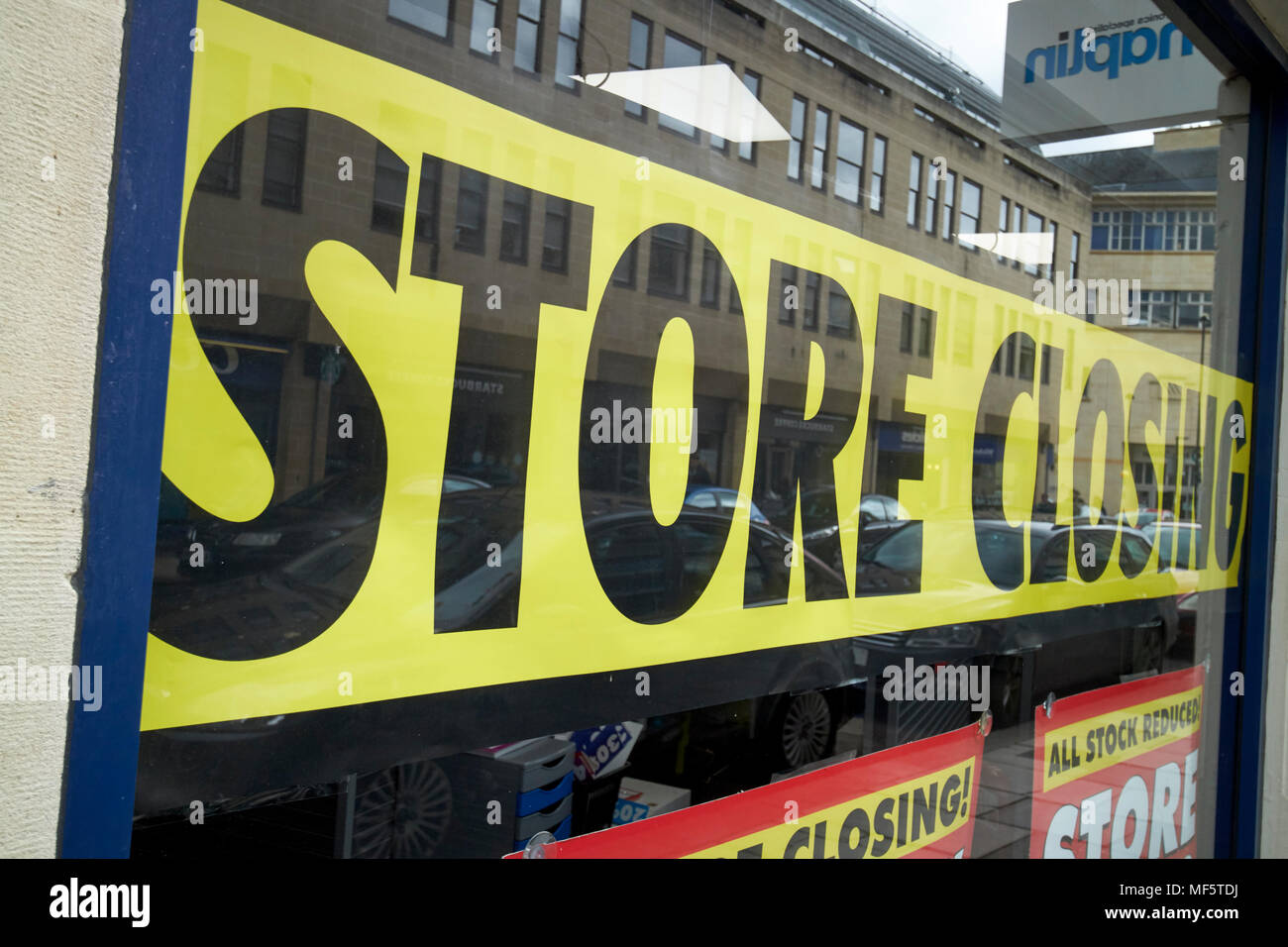Filialschließung Zeichen vor shop Fenster schließen Verkauf England Großbritannien Stockfoto