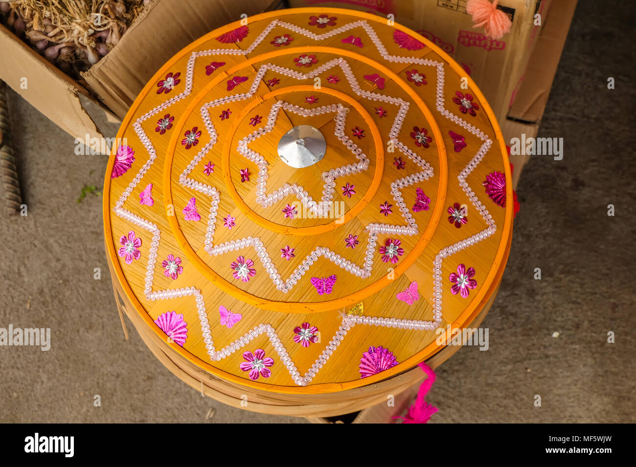 Shan Hüte auf Verkauf in Kyaing Tong Markt, Myanmar Stockfoto