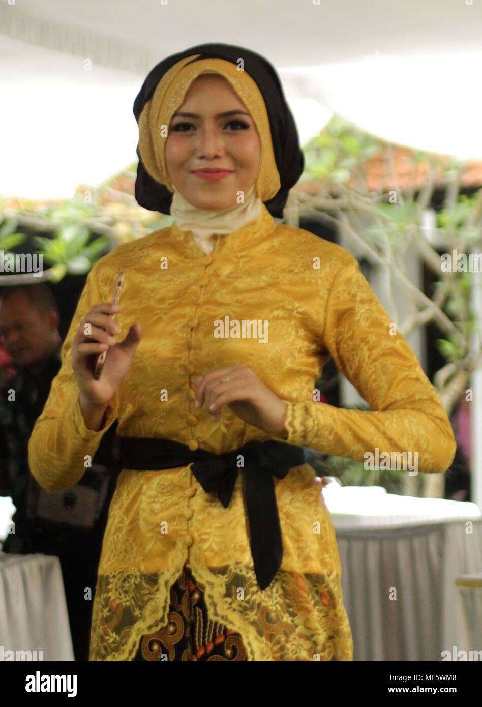 Madiun, Indonesien. 23 Apr, 2018. Nach der Zeremonie sowie nach verschiedenen Kartini Feier zum Tag der Wettbewerbe, eine Reihe von Madiun Stadt Regierungsbeamte getippt zusammen. Credit: Ajun Ally/Pacific Press/Alamy leben Nachrichten Stockfoto