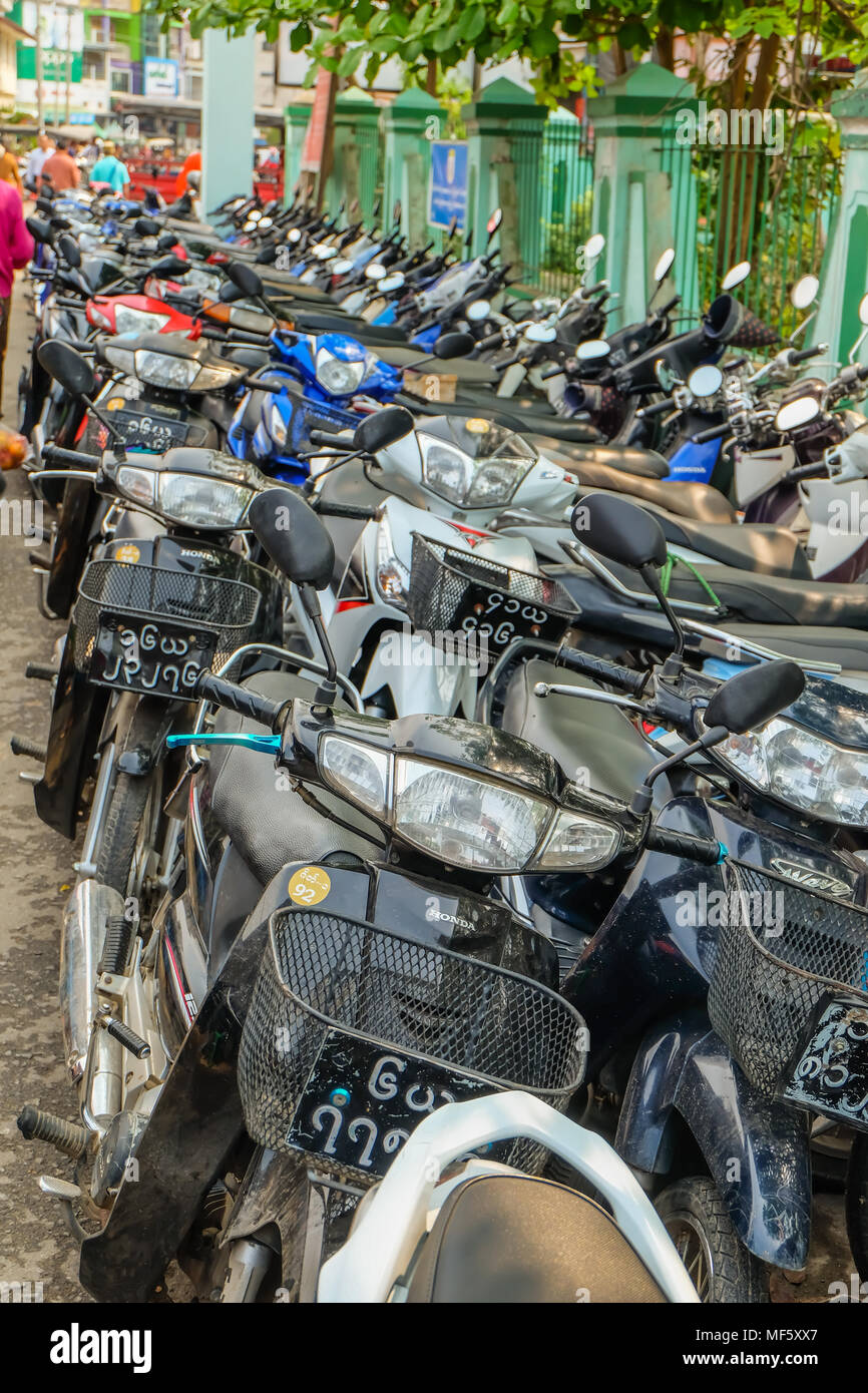 3. April 2017 - Kyaing Tong, Myanmar. Motorräder am Eingang der Markt geparkt Stockfoto