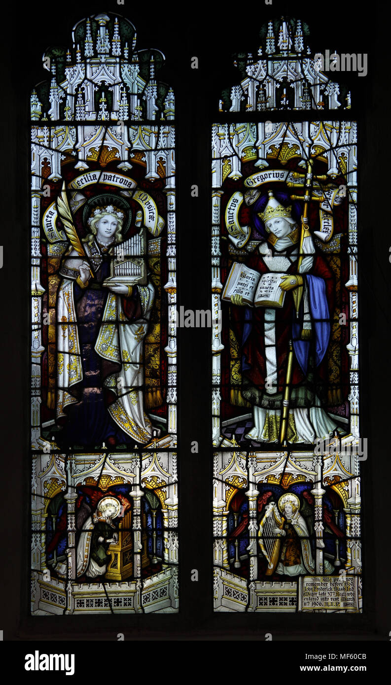 Ein Glasfenster von Herbert Bryans, St Gregory & Santa Cecilia, St Andrews Kirche, Letheringsett, Norfolk Stockfoto