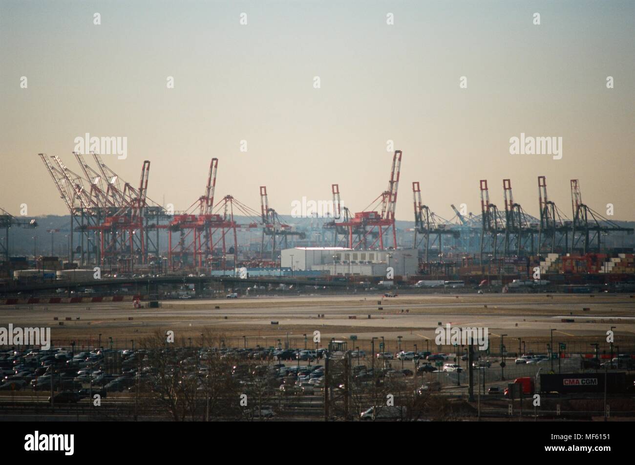 Luftaufnahme der Hafen von Newark auf einem Smoggy morgen in Newark, New Jersey, mit industriellen Bereichen, intermodalen Transportbehälter, Portalkräne und andere Geräte sichtbar, 18. März 2018. () Stockfoto