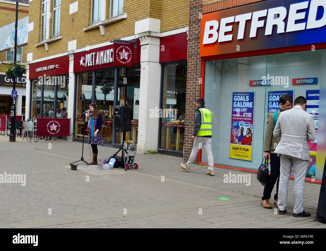 Junge Mädchen singen in Staines High Street Surrey, Großbritannien Stockfoto