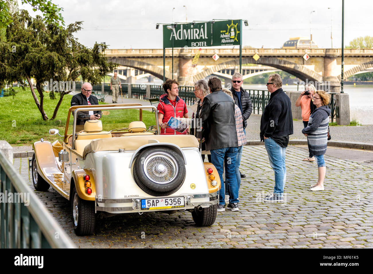 Historisches Fahrzeug, Veteran, touristische Tour durch Prag, Sehenswürdigkeiten, Stockfoto