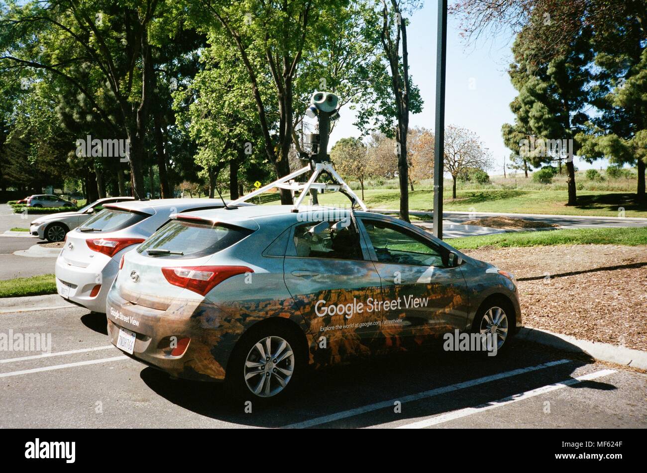 Google Street View Fahrzeug mit Street View logo und automatisierte 3D-Kamerasystem im Googleplex, dem Hauptquartier von Silicon Valley search engine und Technologie Unternehmen Google Inc., Mountain View, Kalifornien, 14. April 2018 geparkt. () Stockfoto