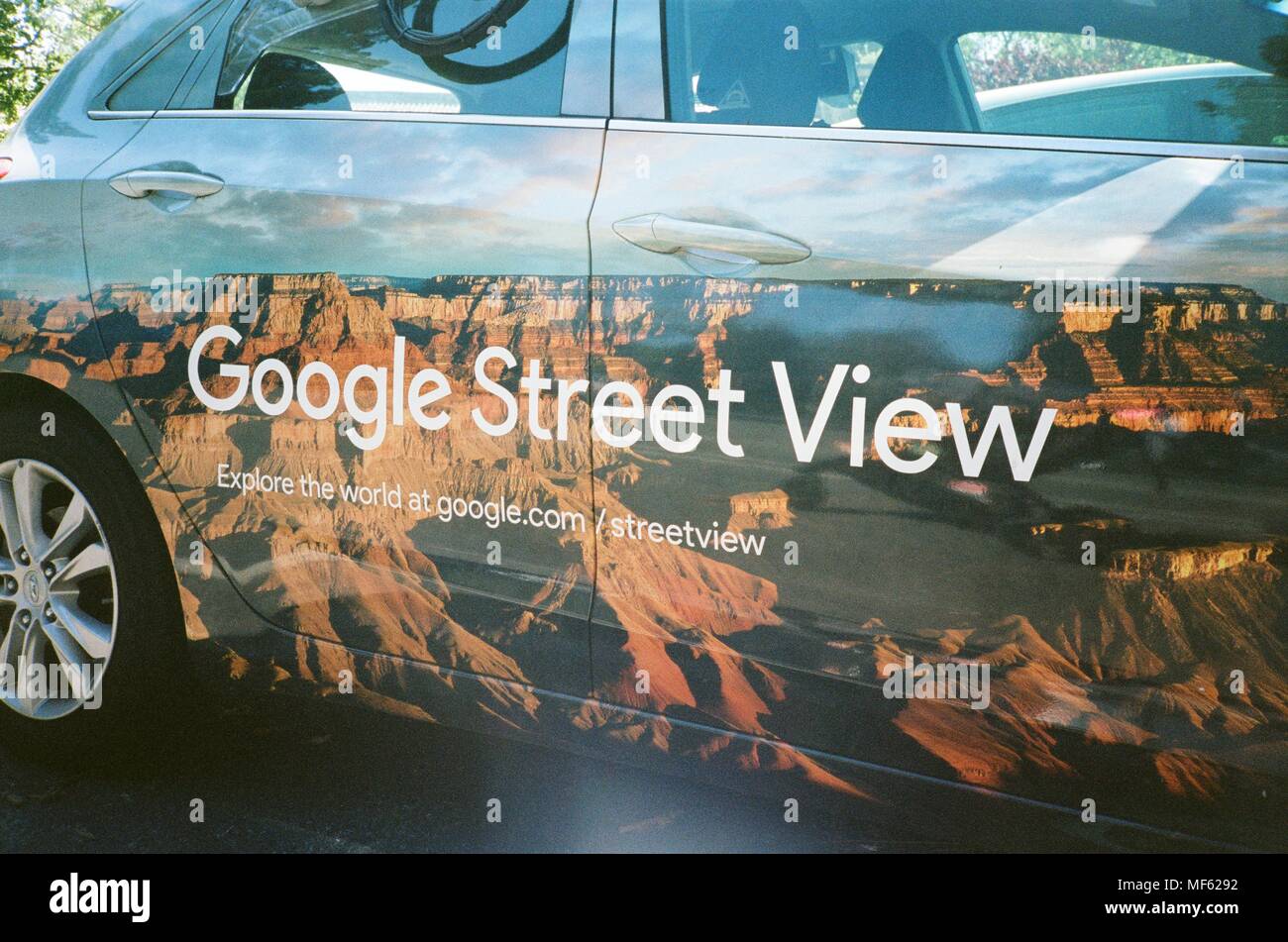 Google Street View Fahrzeug mit Street View Logo im Googleplex, dem Hauptquartier von Silicon Valley search engine und Technologie Unternehmen Google Inc., Mountain View, Kalifornien, 14. April 2018 geparkt. () Stockfoto