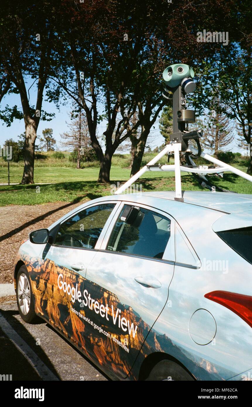 Google Street View Fahrzeug mit Street View logo und automatisierte 3D-Kamerasystem im Googleplex, dem Hauptquartier von Silicon Valley search engine und Technologie Unternehmen Google Inc., Mountain View, Kalifornien, 14. April 2018 geparkt. () Stockfoto