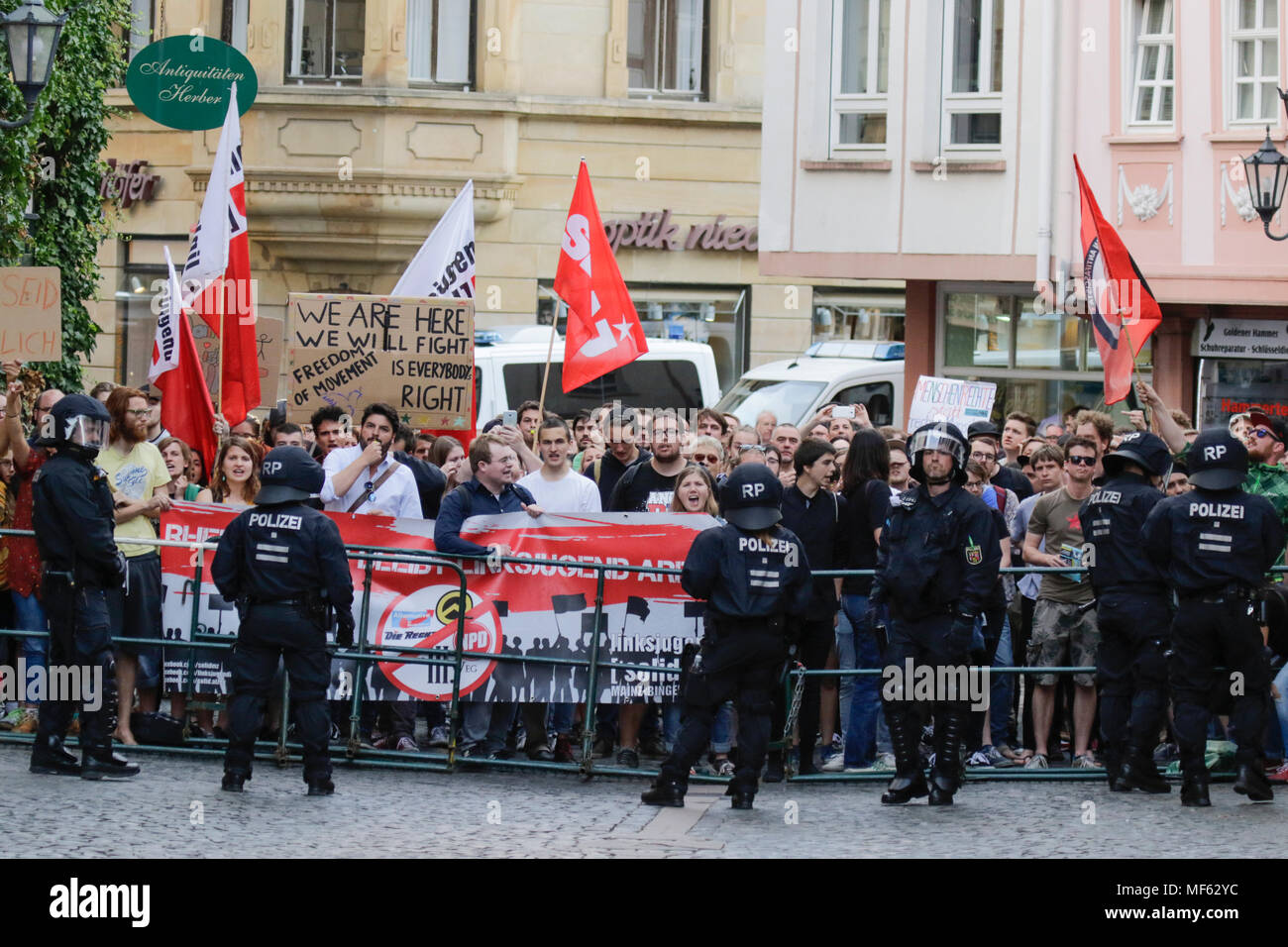 Mainz, Deutschland. 23 Apr, 2018. Die Demonstranten protestieren mit Fahnen und Flaggen, die nur aus der Sicht der Rechten protestieren, die von der Polizei getrennt. Rund 50 Rechtsextreme Demonstranten sammelten sich in der Innenstadt von Mainz, gegen die deutsche Regierung zu protestieren, für die Schließung der Grenzen und gegen Flüchtlinge unter dem Motto 'MErkel hat zu gehen'. Sie waren gehechelt, um rund 350 Zähler - Demonstranten. Quelle: Michael Debets/Pacific Press/Alamy leben Nachrichten Stockfoto