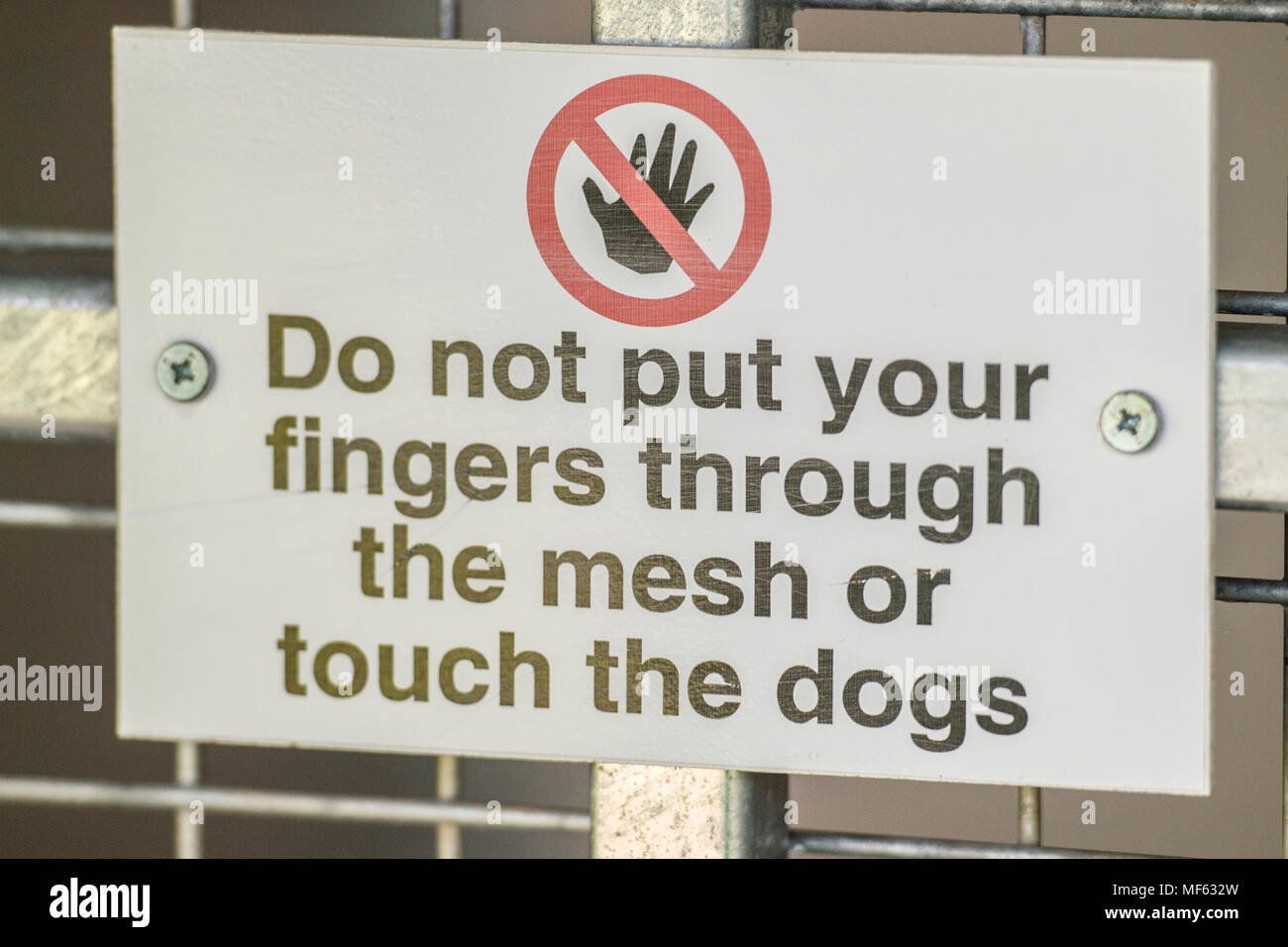 Warnschild über Hunde Stockfoto