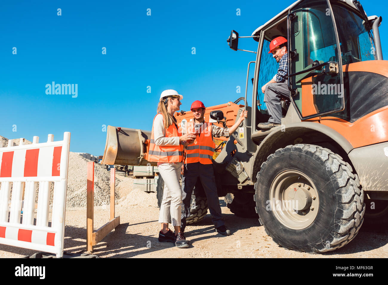 Der Bauingenieur und die Diskussion auf der Straße Baustelle Stockfoto