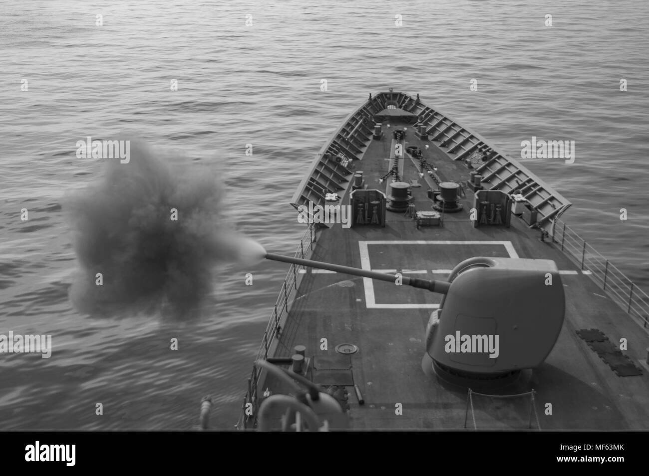 180209-N - 281-0051 arabischen Golf (Feb. 9, 2018) Die geführte-missile Cruiser USS Monterey (CG61) feuert seine 5-Zoll 54-Kaliber Pistole, 9. Februar 2018. Monterey ist in die USA 5 Flotte Bereich für Maßnahmen zur Erhöhung der Sicherheit im Seeverkehr im Einsatz Verbündeten und Partnern zu beruhigen und der Freiheit der Schiffahrt und des freien Handels in der Region erhalten. (U.S. Marine Foto von Mass Communication Specialist Seaman Trey Fowler/Freigegeben). () Stockfoto
