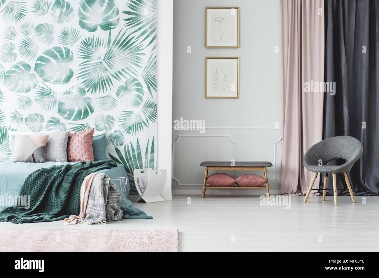 Grau Sessel und Poster im Schlafzimmer Einrichtung mit grünen Bett ... Grau Sessel und Poster im Schlafzimmer Einrichtung mit grünen Bett ...
