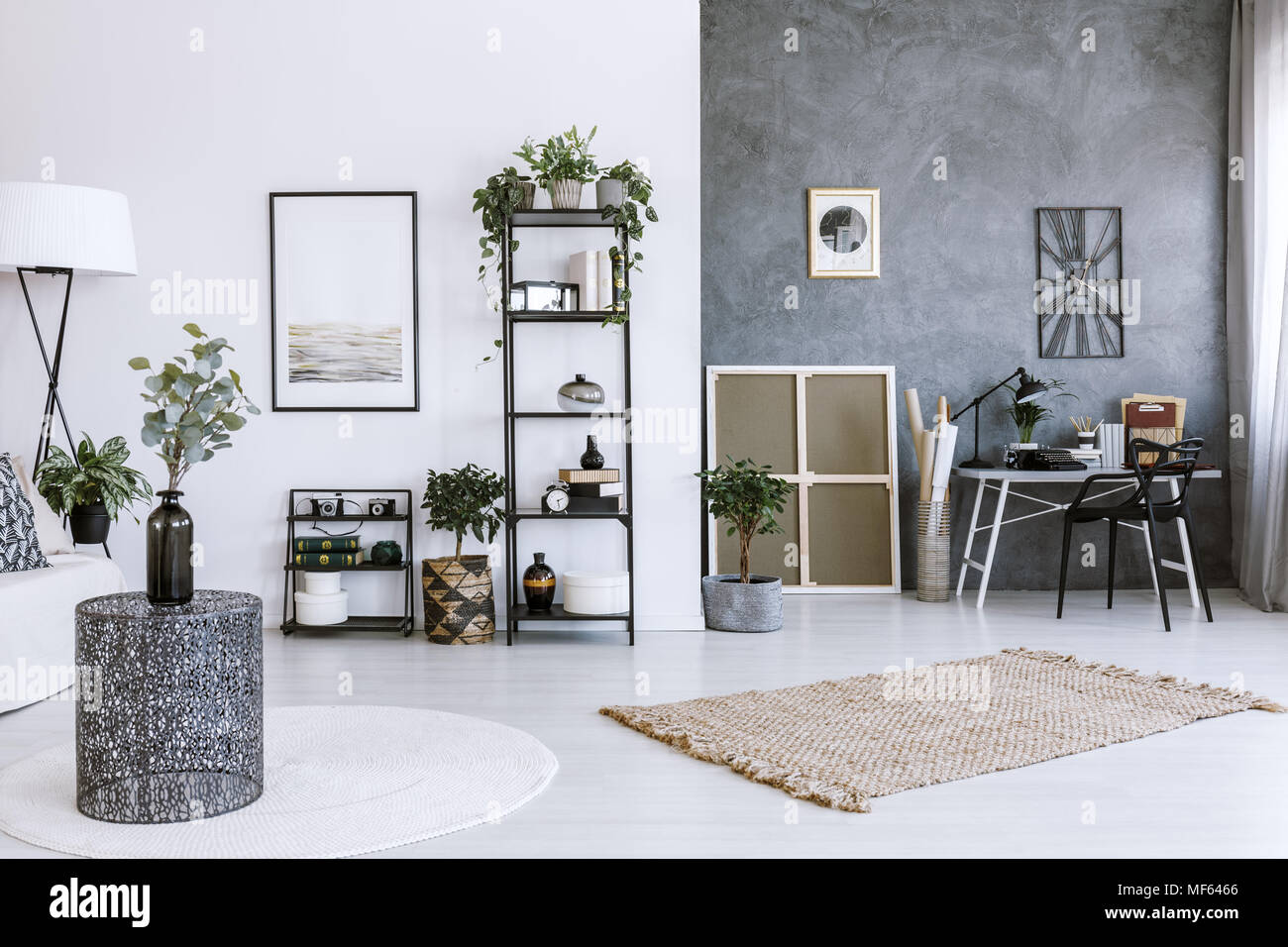 Moderne Büroflächen Interieur mit Pflanzen, Metall Tisch, beige Teppich und graue Wand Stockfoto