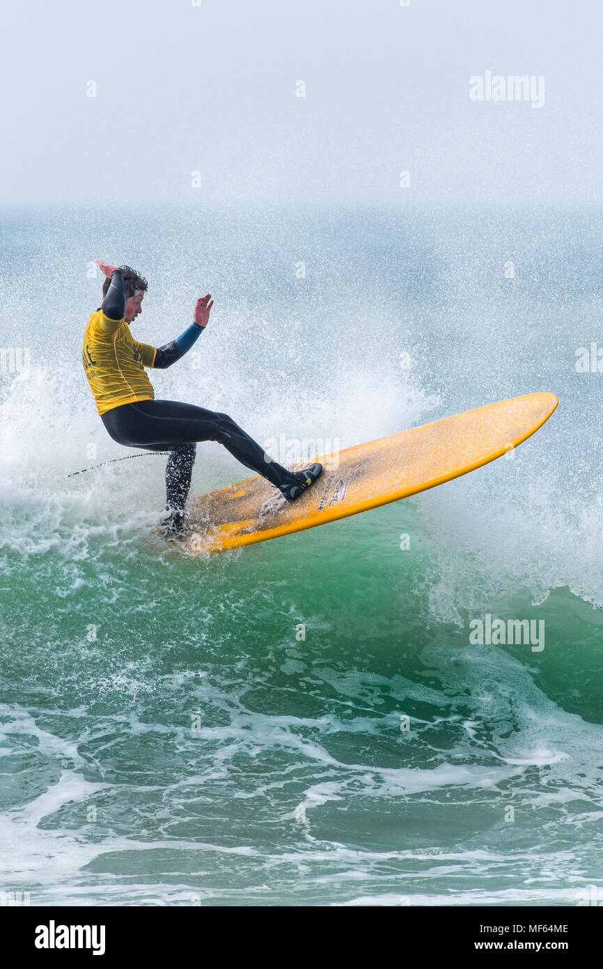 Ein Surfer in einem longboard surfen Wettbewerb auf den Fistral Beach in Newquay Cornwall Konkurrenz; Stockfoto