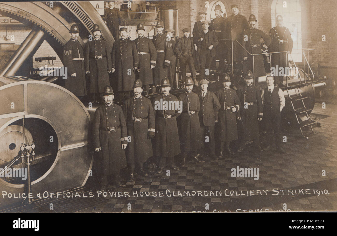 Real Photo Postkarte von Polizei und Beamte an der Power House. Glamorgan Colliery Streik von 1910. Stockfoto