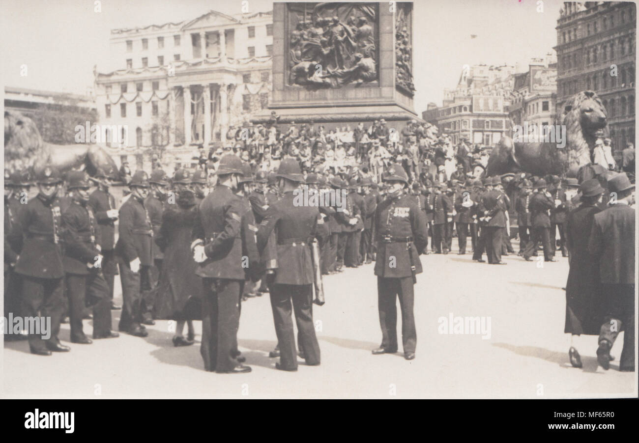 Real Photo Postkarte von Polizei in Trafalgar Square für King George V Silver Jubilee Stockfoto