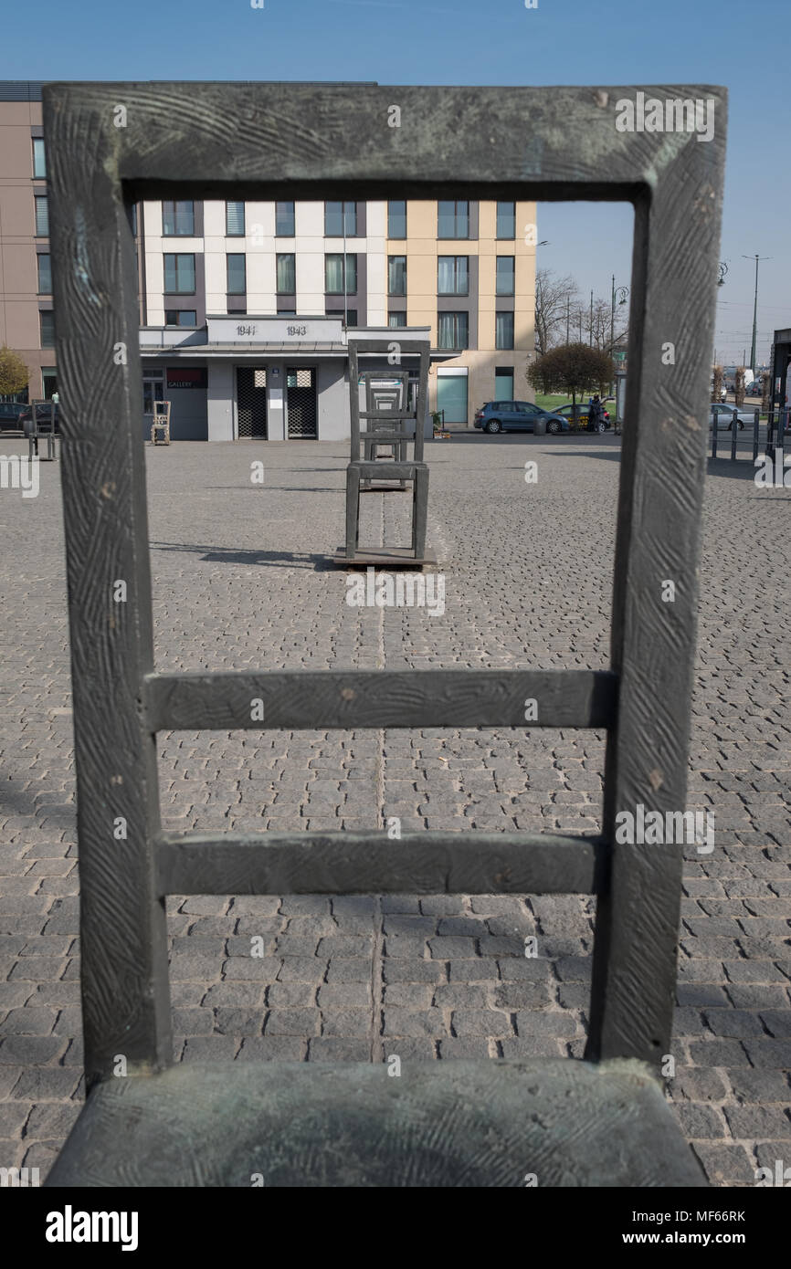 Krakau Polen. Gedenken Denkmal für die deportierten Juden: Kunst Installation der leeren Stühle auf dem Platz der Jüdischen Ghetto in Krakau während WW 2. Stockfoto