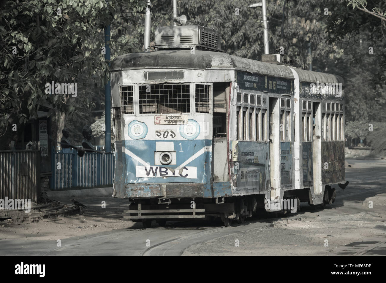 Kolkata, West Bengal, Indien - 11. März 2018: Das Erbe von Kolkata, Straßenbahnen für Passagiere an einem Sonntag Morgen mit einer Tram Station in Kalkutta wartet. Stockfoto