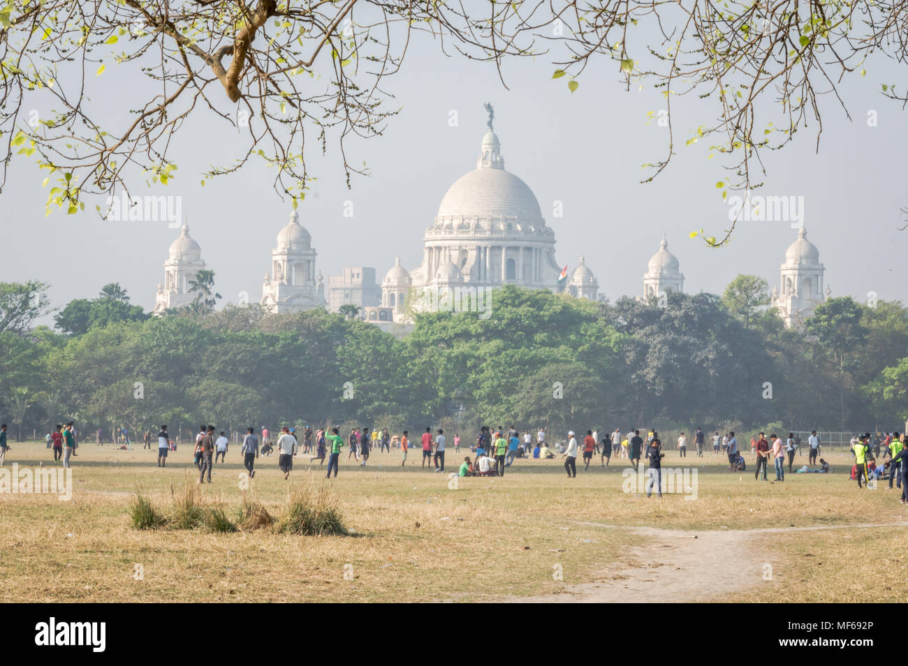 Kolkata Maidan, Kolkata, Indien - 11 Mär, 2018: Menschen bei Maidan, dem größten offenen Spielplatz in Kolkata (Kalkutta) auf einem schönen sonnigen Wochenende spielen Stockfoto