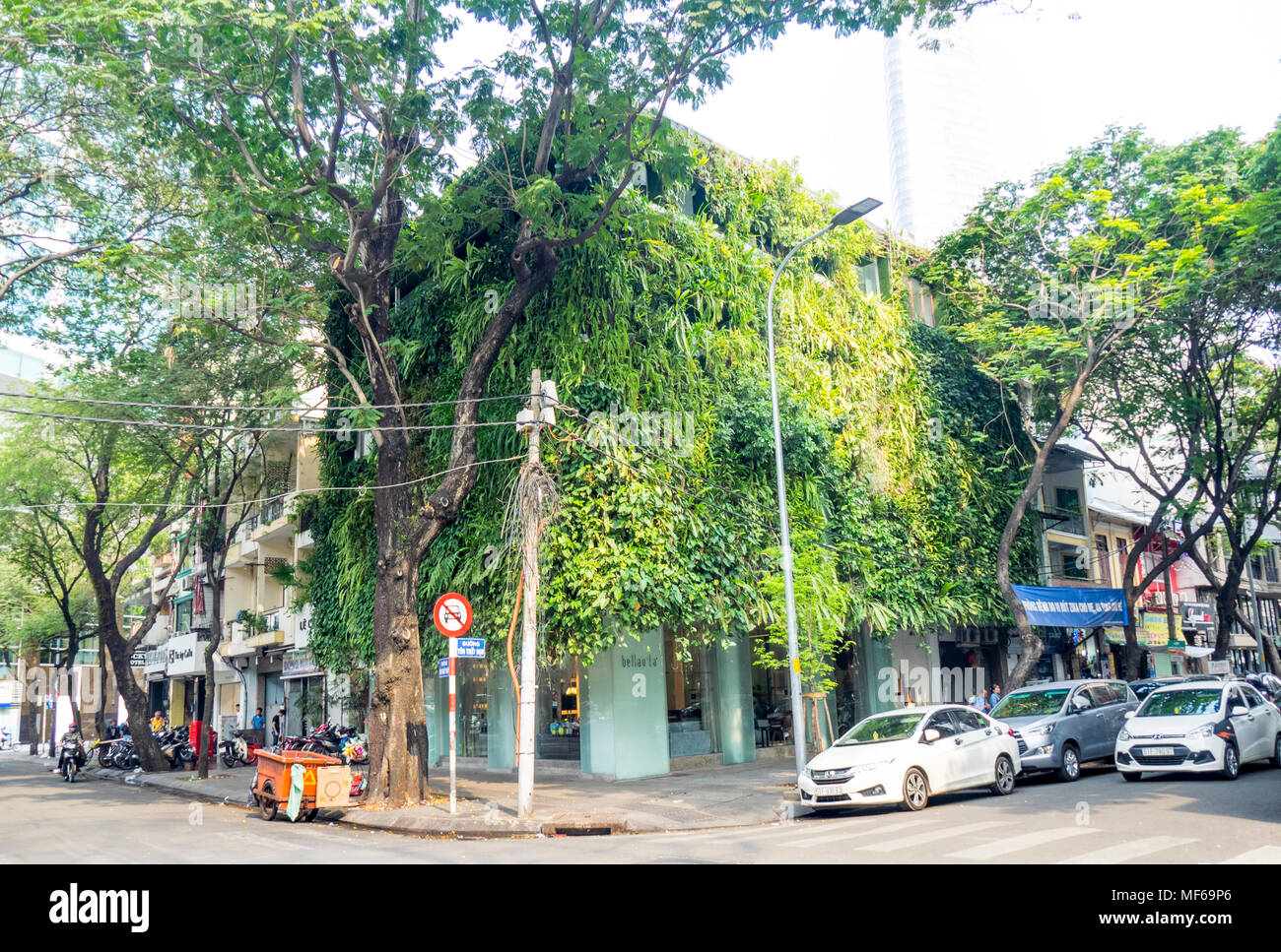 Ein kleines Bürogebäude mit vertikalen Gärten in Ho Chi Minh City, Vietnam. Stockfoto
