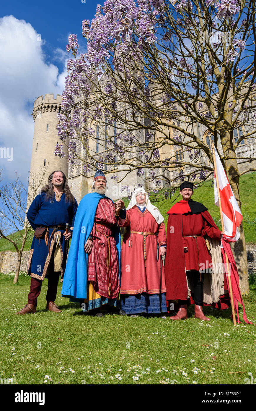 Männer inane wird im 12. Jahrhundert Kostüm an einem Normannen und historischen Kreuzfahrer reenactment vor Arundel Castle. Foto © Julia Claxton Stockfoto