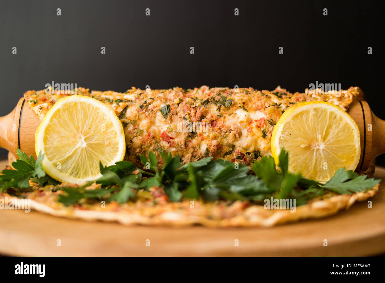 Türkische Pizza Lahmacun mit Hackfleisch oder Lammfleisch ...