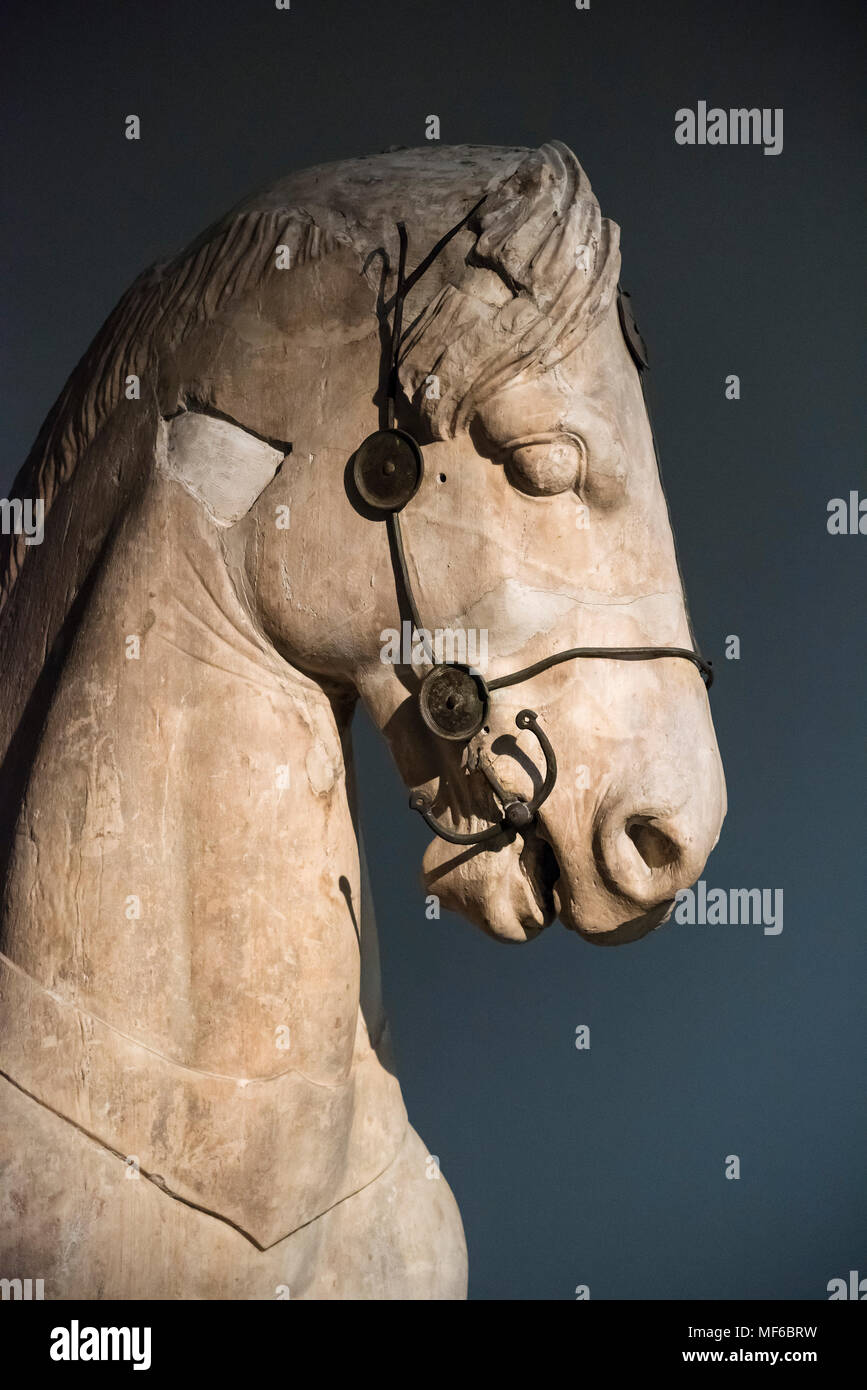 London. England. British Museum, Statue von einem Pferd aus der Quadriga des Mausoleums von Halikarnassos (Halikarnassos oder Grabmal des Mausolos), Ca. 350 v. Chr. Stockfoto