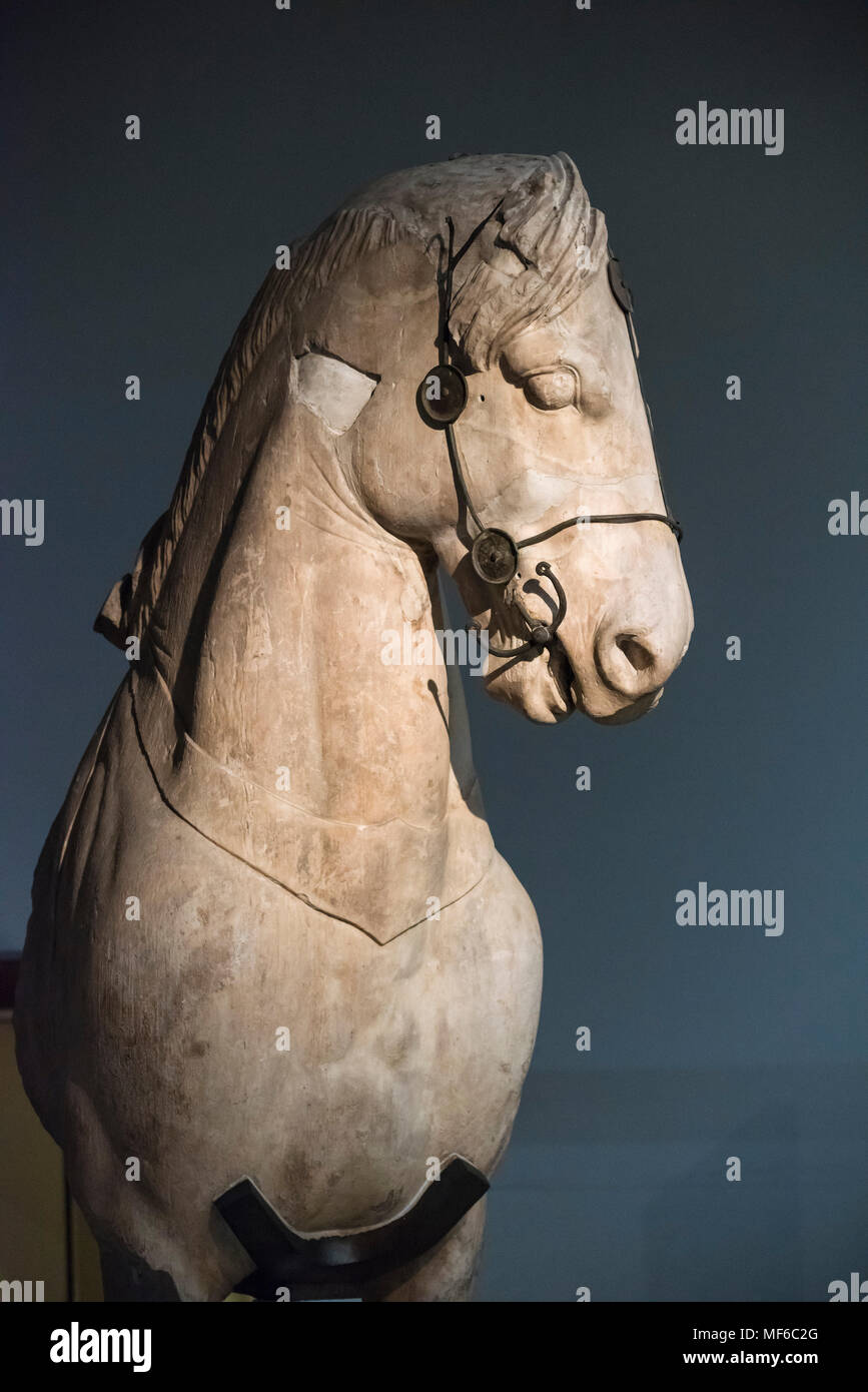 London. England. British Museum, Statue von einem Pferd aus der Quadriga des Mausoleums von Halikarnassos (Halikarnassos oder Grabmal des Mausolos), Ca. 350 v. Chr. Stockfoto