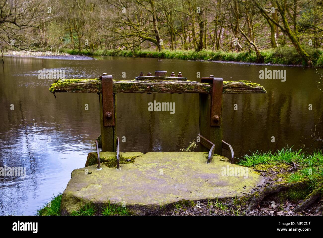 Alte Mühle Teich Schleuse Tor. Stockfoto