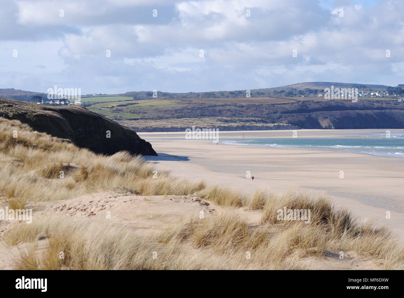 Mit der Aussicht auf einen sonnigen Tag auf dem Wind grasbewachsenen Dünen in Hayle Towans mit Blick auf den Strand in Lelant in der Nähe von St Ives, Cornwall Stockfoto