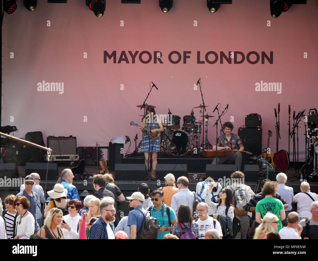 Folk Duo Gilmore & Roberts in Trafalgar Square für den St Georges Tag feiern Stockfoto